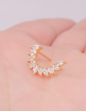 Broqueles de media luna Yoiko con acabado baño de oro zirconia