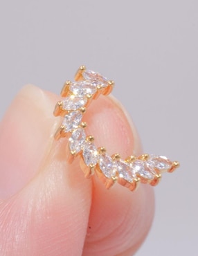 Broqueles de media luna Yoiko con acabado baño de oro zirconia