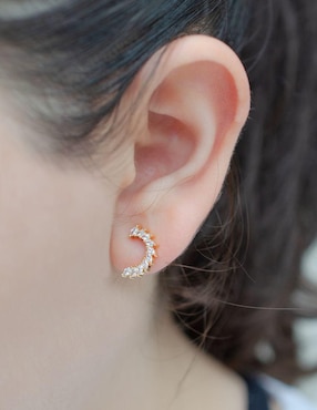 Broqueles de media luna Yoiko con acabado baño de oro zirconia