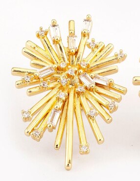 Aretes de estrella Yoiko con acabado baño de oro zirconia
