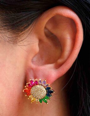 Broqueles de flor Yoiko Solara con acabado baño de oro zirconia