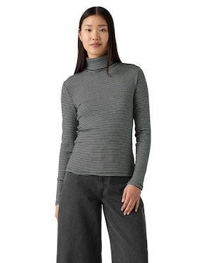 Playera manga larga Levi's cuello tortuga para mujer