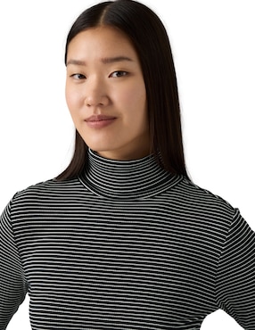 Playera manga larga Levi's cuello tortuga para mujer