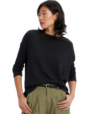 Playera manga larga Levi's cuello redondo para mujer