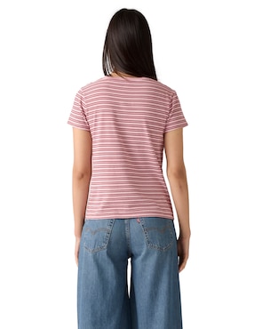 Playera manga corta Levi's cuello V para mujer