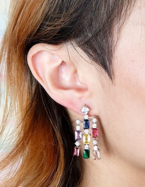 Aretes largos Yoiko Aurianne con acabado baño rodio zirconia