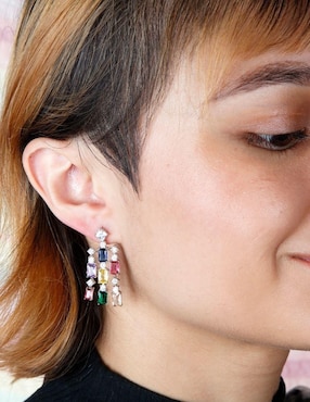 Aretes largos Yoiko Aurianne con acabado baño rodio zirconia