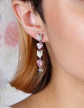Aretes largos de flecha Yoiko Amarisse Flèche con acabado baño rodio zirconia
