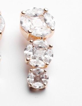 Aretes cortos Yoiko Élivine con acabado baño de oro 18 k zirconia