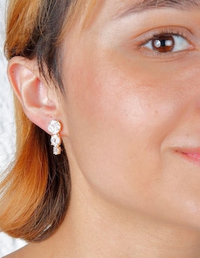 Aretes cortos Yoiko Élivine con acabado baño de oro 18 k zirconia