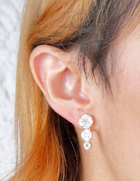 Aretes cortos Yoiko Élivine con acabado baño de oro 18 k zirconia