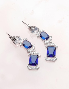 Aretes largos Yoiko Lumira con acabado baño rodio zirconia