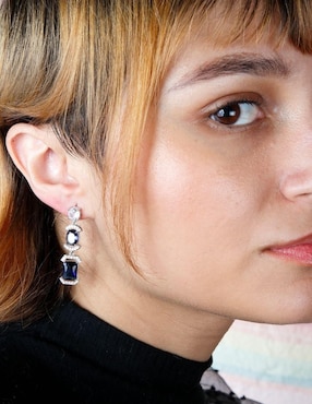 Aretes largos Yoiko Lumira con acabado baño rodio zirconia