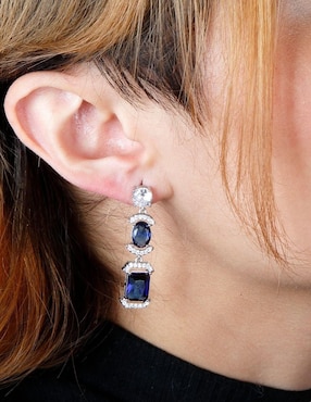 Aretes largos Yoiko Lumira con acabado baño rodio zirconia