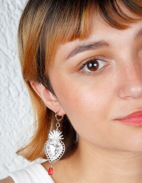 Aretes de corazón Yoiko con acabado baño rodio cristal