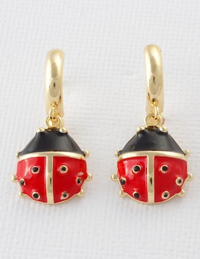 Aretes cortos de catarina Yoiko Catarinette baño de oro 18 k
