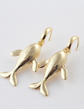 Aretes largos de ballena Yoiko Ballenia baño de oro 18 k