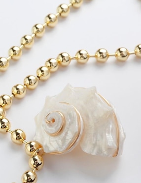 Collar con dije de caracol Yoiko Marévia de baño de oro 18 K