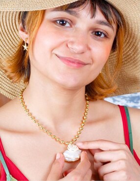 Collar con dije de caracol Yoiko Marévia de baño de oro 18 K