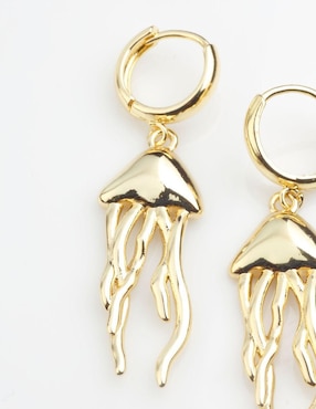 Aretes largos de medusa Yoiko Meduselle con acabado baño de oro