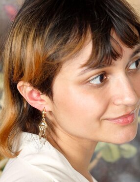 Aretes largos de medusa Yoiko Meduselle con acabado baño de oro