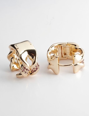 Aretes huggies Yoiko Virelle con acabado baño de oro 18 K zirconia