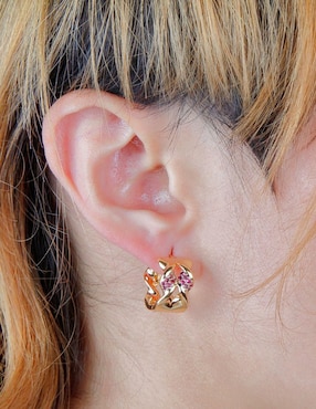 Aretes huggies Yoiko Virelle con acabado baño de oro 18 K zirconia