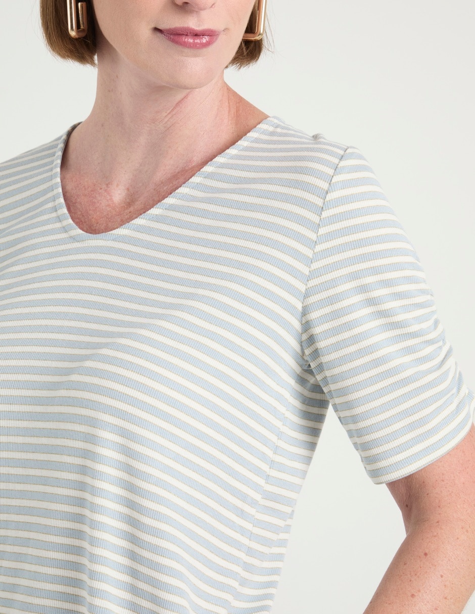 Playera manga corta cuello V para mujer 4