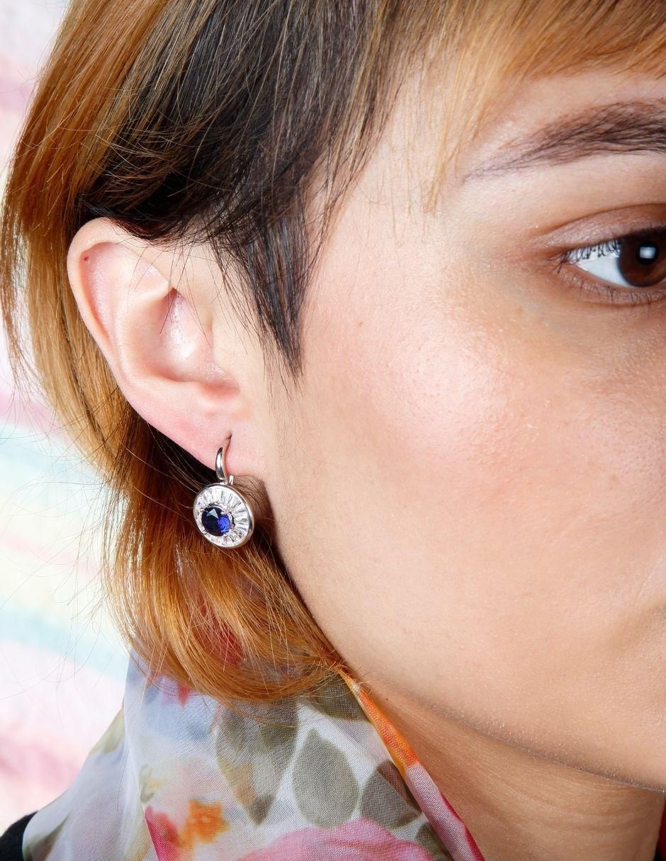 Aretes cortos redondos Saphira con acabado baño rodio zirconia 4