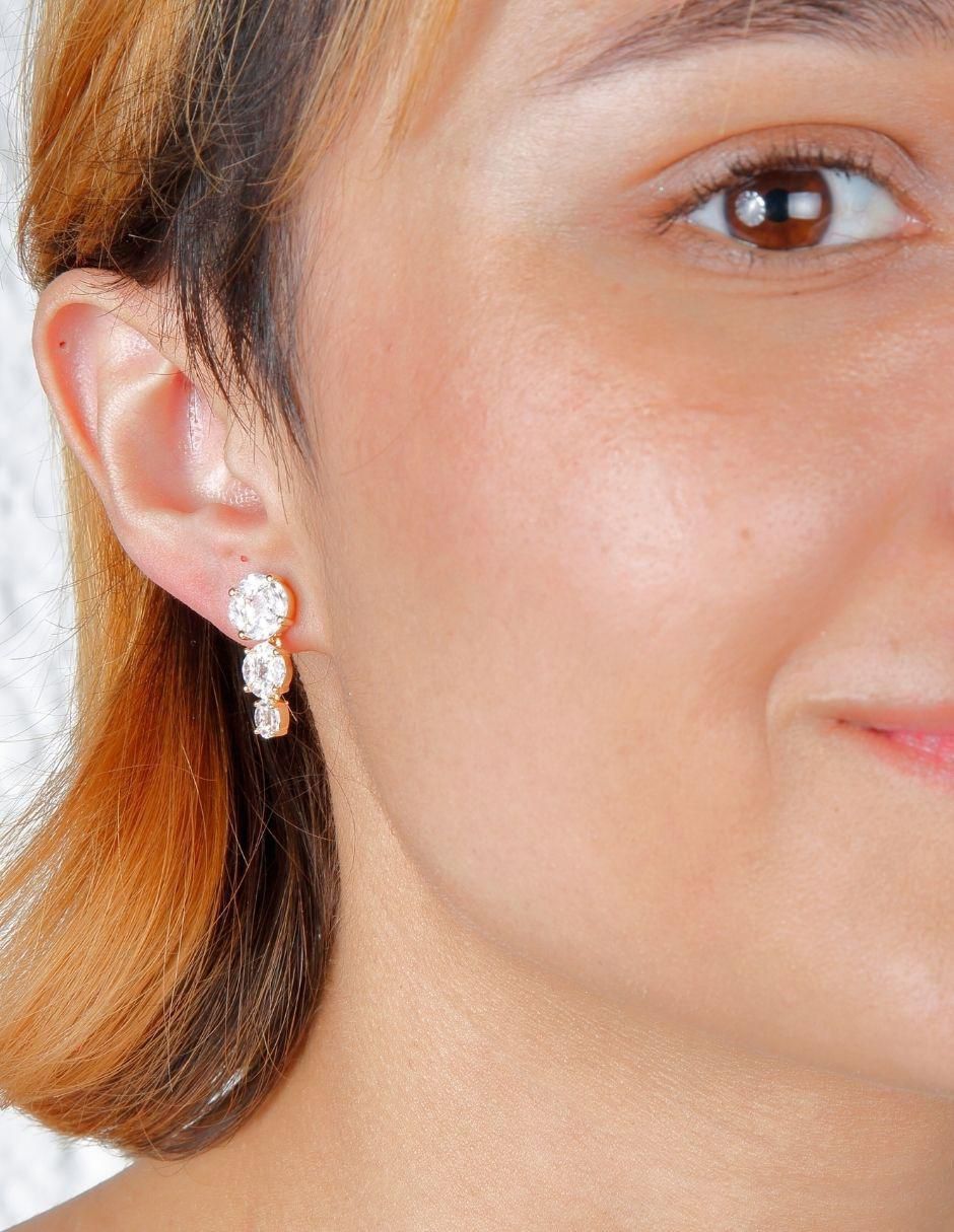 Aretes cortos Élivine con acabado baño de oro 18 k zirconia 4