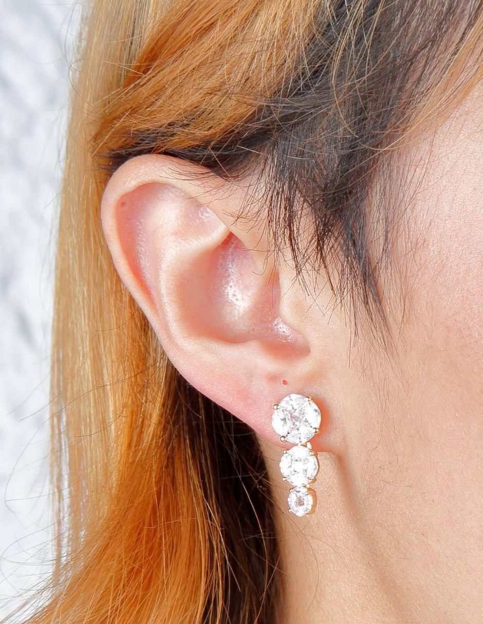 Aretes cortos Élivine con acabado baño de oro 18 k zirconia 5