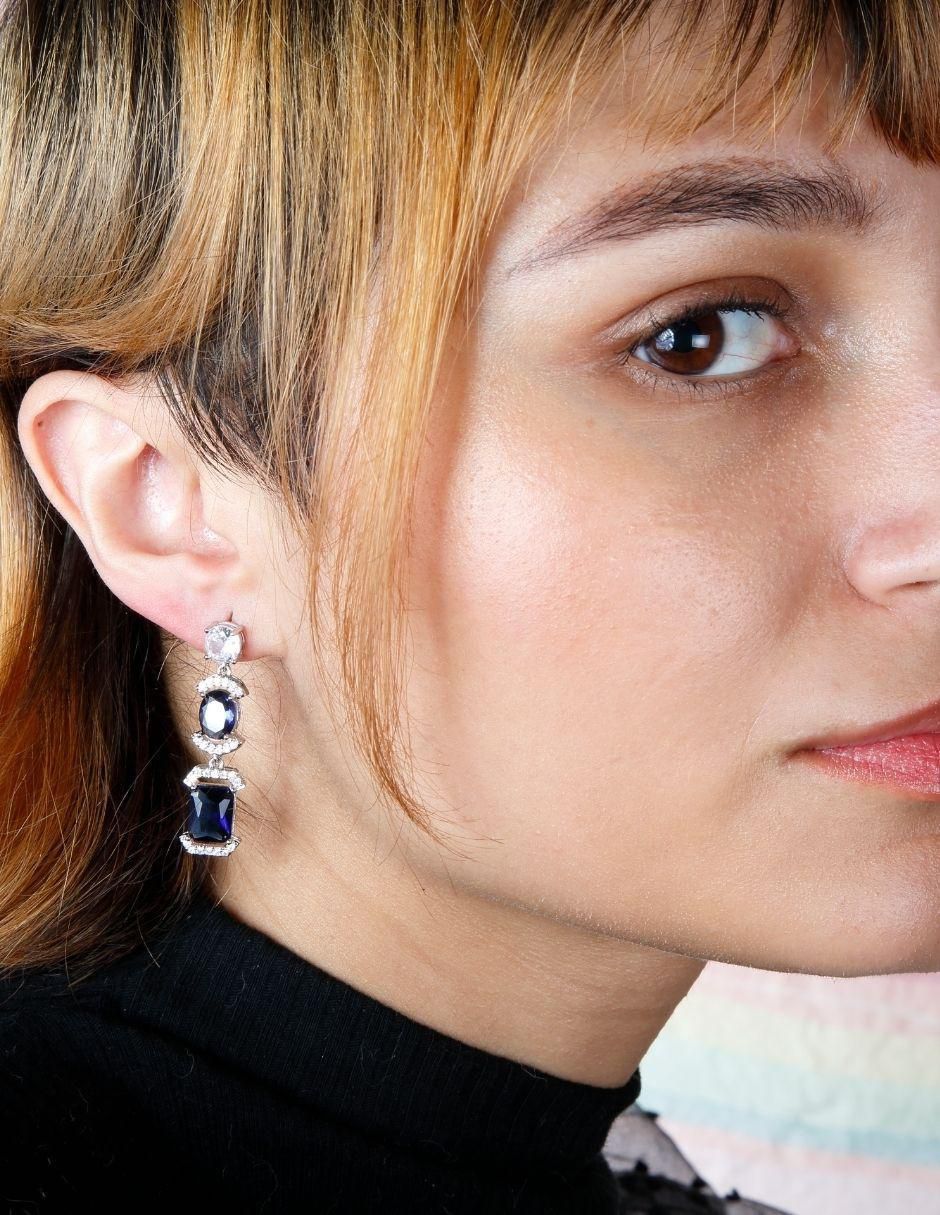 Aretes largos Lumira con acabado baño rodio zirconia 3