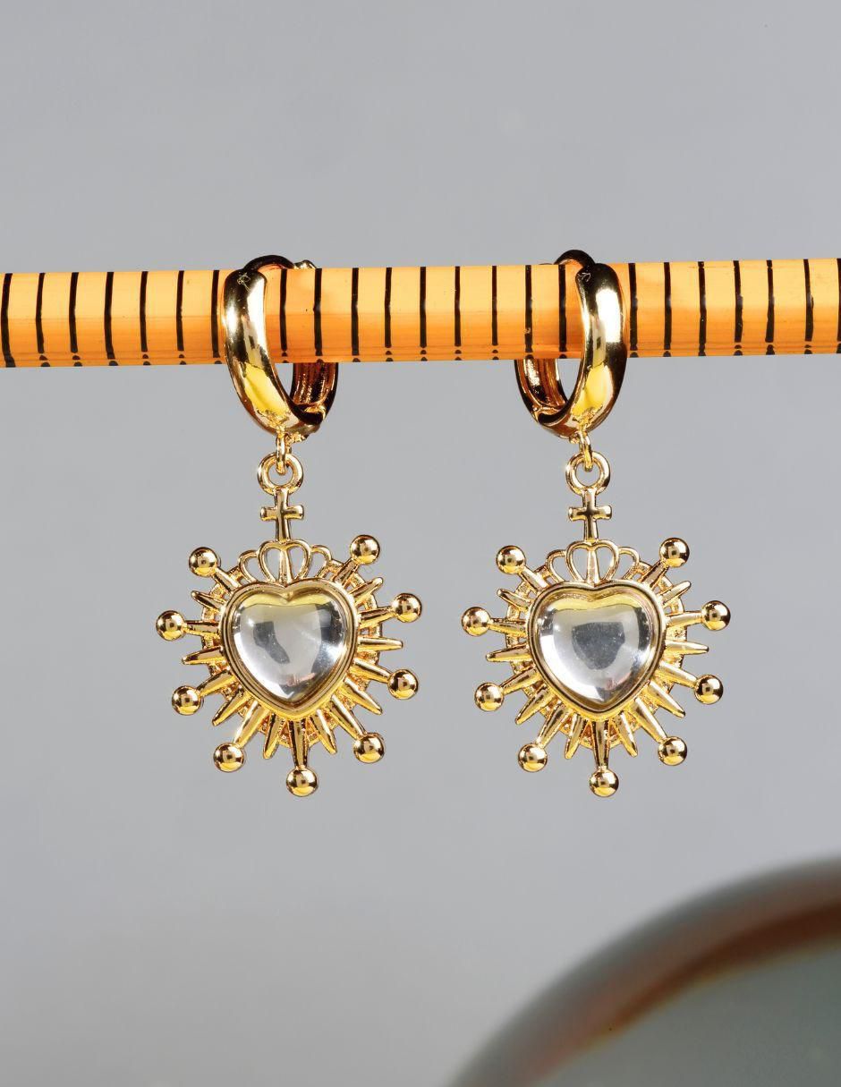 Aretes cortos de corazón Solara con acabado baño de oro zirconia 4