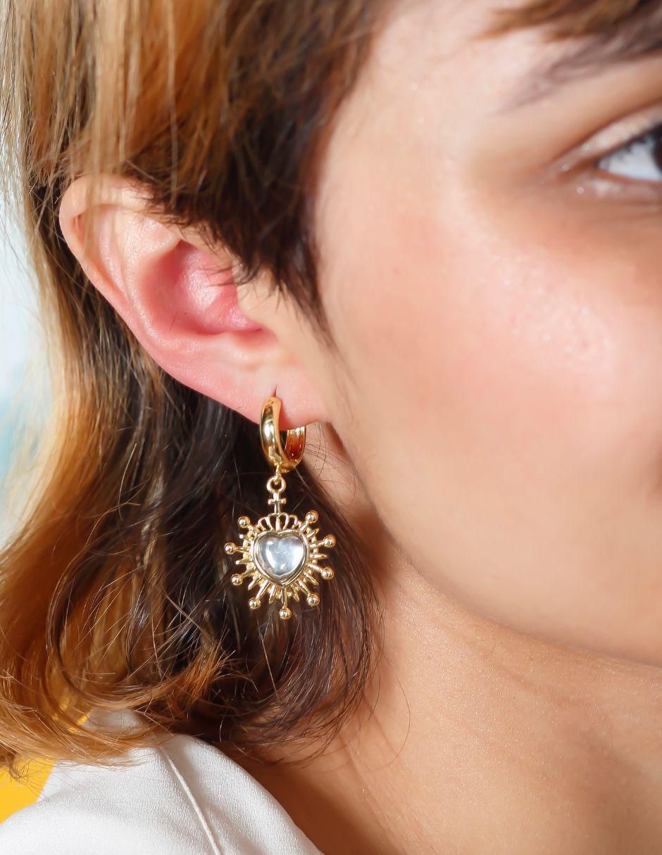 Aretes cortos de corazón Solara con acabado baño de oro zirconia 6
