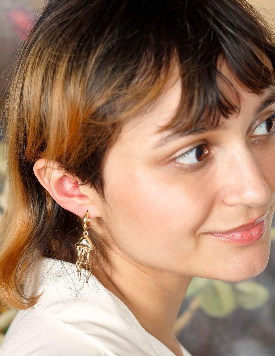 Aretes largos de medusa Meduselle con acabado baño de oro 6