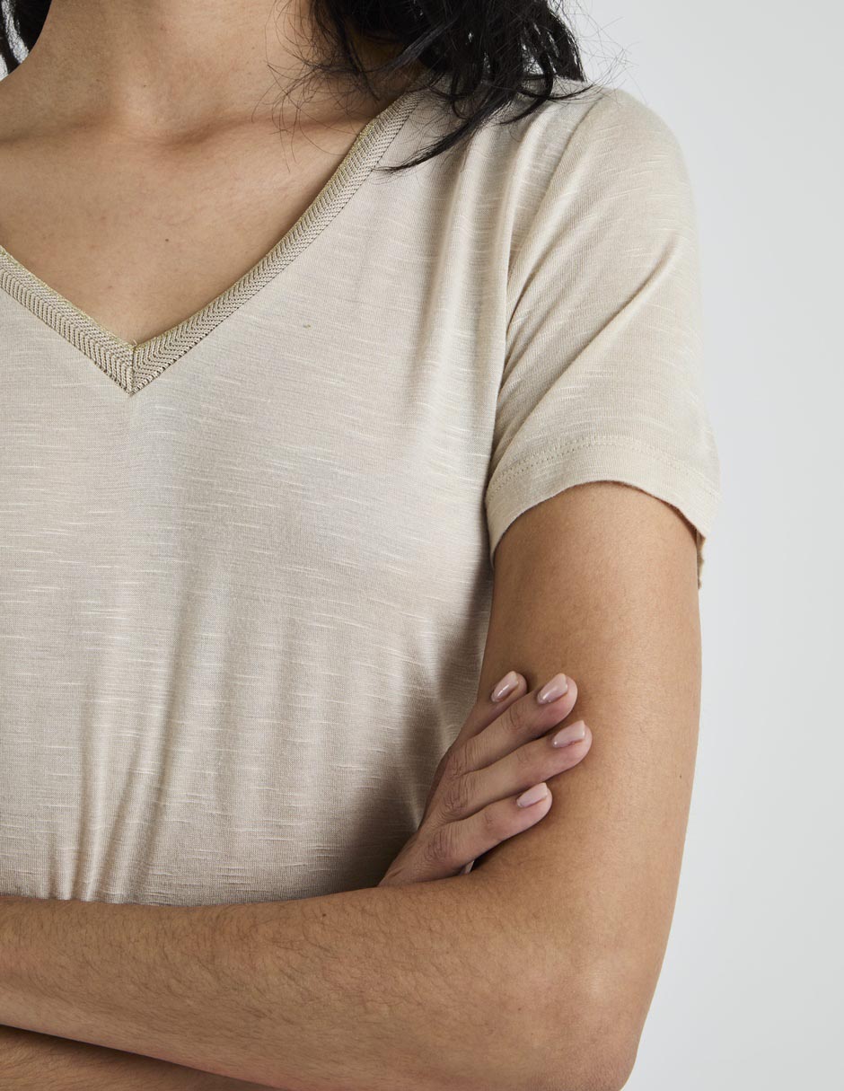 Playera manga corta cuello V para mujer 4
