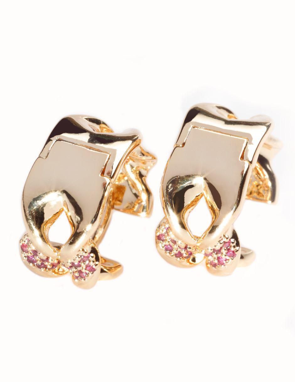 Aretes huggies irregular Virelle con acabado baño de oro 18 K zirconia