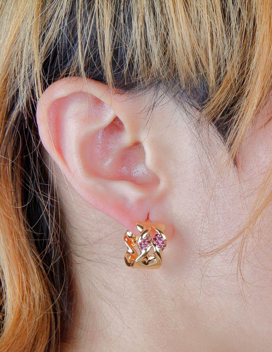 Aretes huggies irregular Virelle con acabado baño de oro 18 K zirconia 4